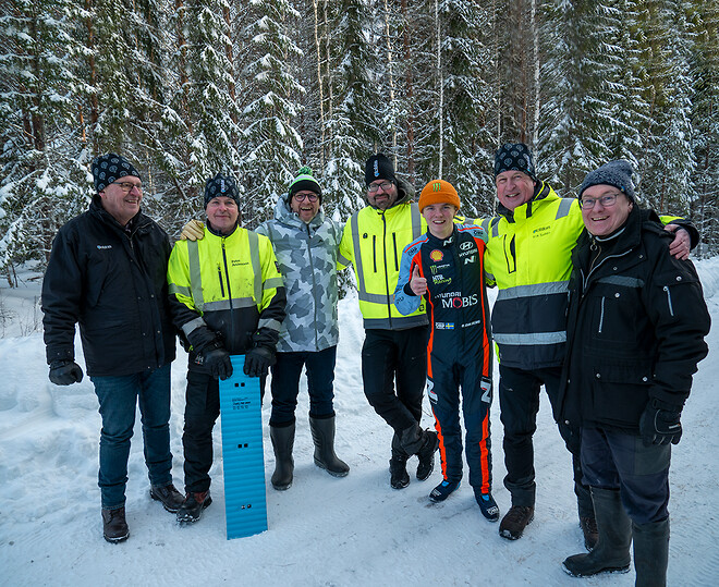 Från vänster Curt-Ove Wiklund, Peter Andersson, VM-föraren Petter Solberg, Roger Jonsson, Oliver Solberg, Erik Sollén och Rallylegenden Thomas Rådström.