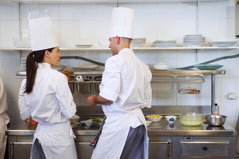 Et godt arbejdsmiljø i restaurant- og cateringkøkkener kræver en god akustik