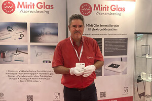 Johan Stenfeldt Hansen er å se her på Mirit Glas sin stand på den danske elektronikkmessen E22