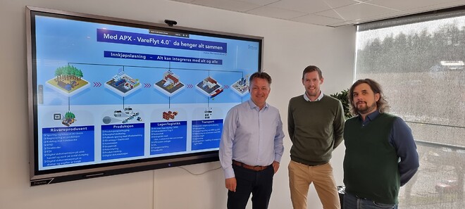 Bilde: Morten Skinnarmo (tv), markedssjef APX systems gleder seg over inngått avtale om logistikkløsning til AF Energi ved Benjamin Asprusten, porteføljeleder og Kasparas Budnikas, prosjektleder.  