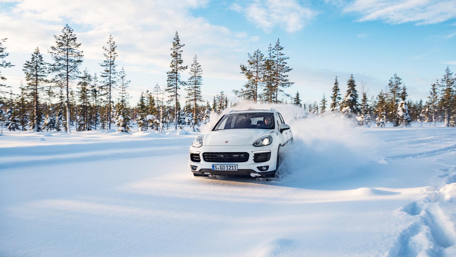 Тест драйв снег. Porsche Cayenne White Snow. Машина на зимней дороге. Авто на зимней дороге. Автомобиль в снегу.