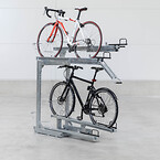 Cykelstativ i 2 niveauer med kort rampe, som sparer plads, og gør det let at placere cyklen øverst. Her til 4 cykler.