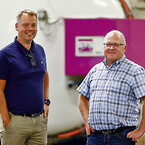 Bodycote i Kristinehamn har en av Sverige största vakuumhärdugnar och på bilden, från vänster, syns platschef Mattias Calson tillsammans med Ricard Ohlsson kvalitet/teknisk försäljning.