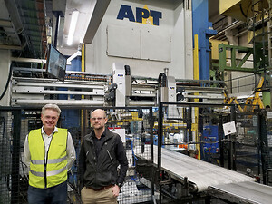 AP&T framtidssäkrade Shilos 20 år gamla produktionslinje med nytt styrsystem. I förgrunden Magnus Svenningsson, Director Aftermarket Services på AP&T tillsammans Joakim Lennartsson, Plant Manager för Shiloh i Olofström. 