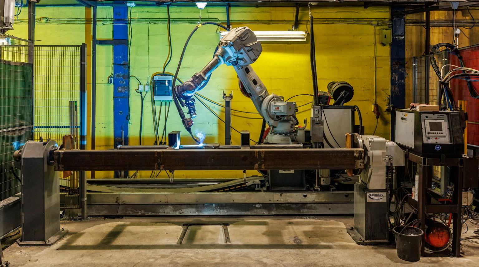Engskov Maskinfabrik råder over en særlig robot, som kan både svejse ...
