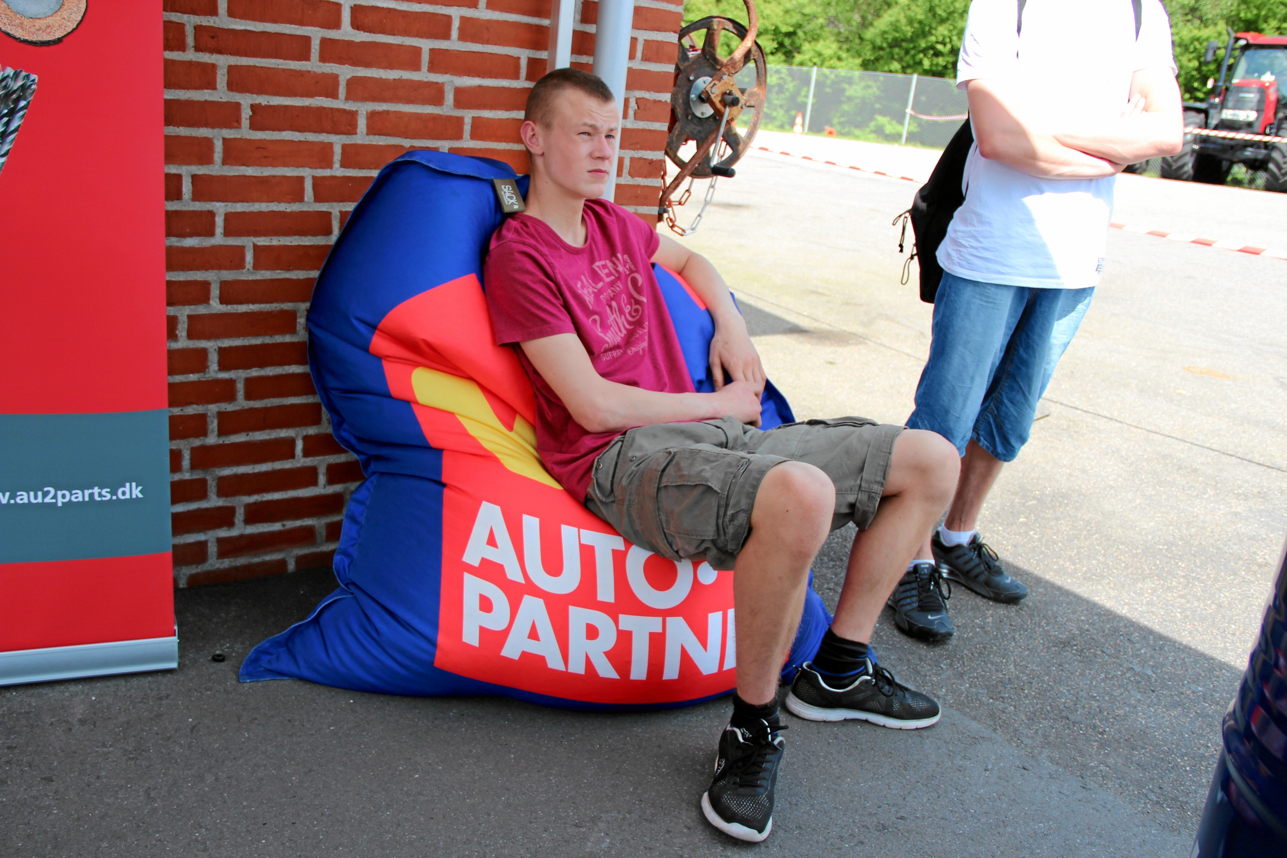 Rallybiler og traktorer trak i de unge motor magasinet