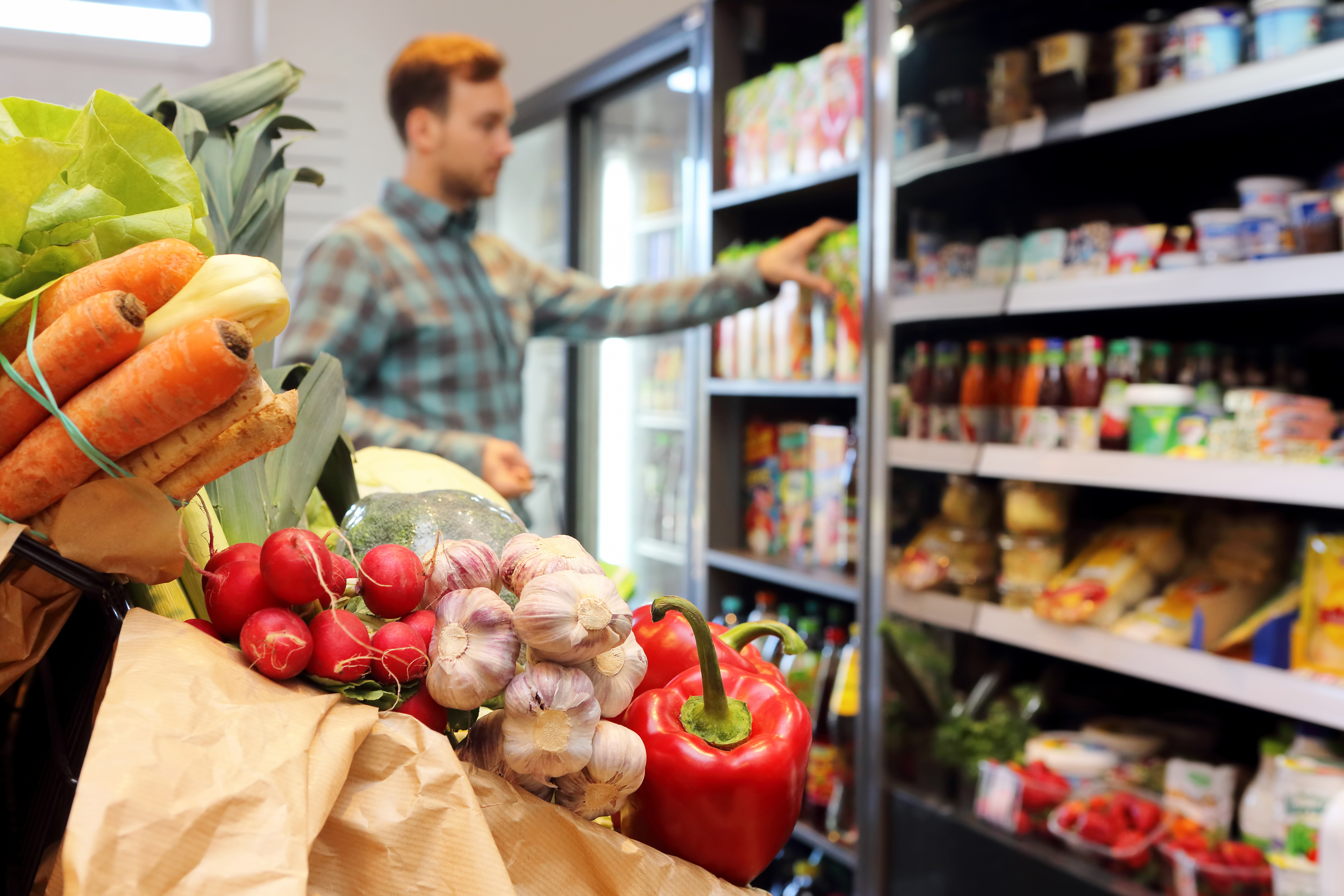 Big many shop. Продукты в руках. Гастроном продукты. Диетические продукты в магазине. Семья в продуктовом.