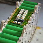 Batterirack med battericellhållare av värmeledande plast, utvecklad för användning i elektriska racerfordon. 