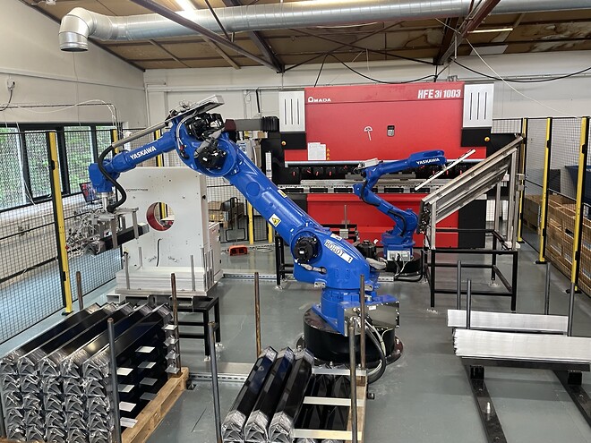 JUAL i Østjylland er netop blevet fornyet med et fuldautomatiseret anlæg fra RoboTool med to robotter med specialfremstillede gribere, der fungerer både mekanisk og som vakuumgriber med sugekopper.\n\n 