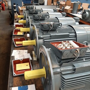 Ombygning af VEM specialmotorer i støbejern med holdebremse, indbygget termistorer, varmelegeme, PT100 føler og encoder